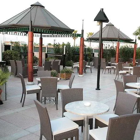 娜乌堤克酒店 4* 里乔内